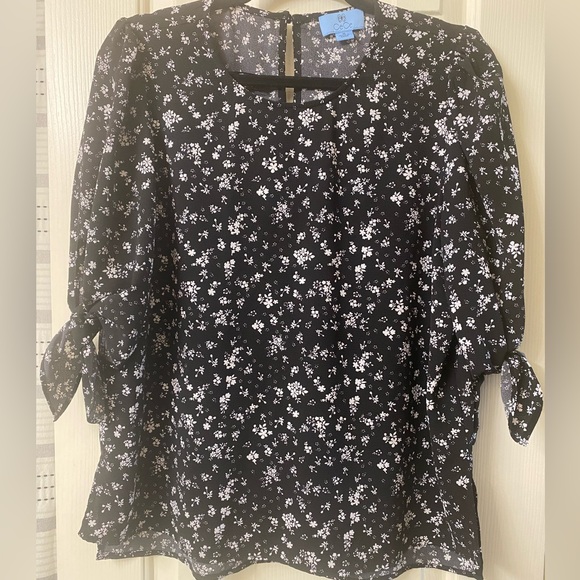 CeCe Black and White Floral Blouse Size Medium - Picture 1 of 16